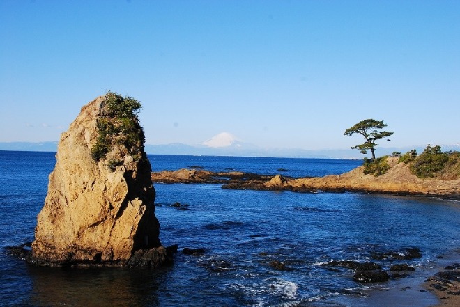 海岸に突き出ている奇岩「秋谷の立石」。自然の海岸線が美しい景色を作り出しています。（ホテルから車で約30分）