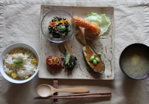 穀物と、地元の新鮮な野菜を使った里山ごはん。調味料も自家製。
