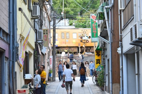 本町通り商店街。尾道の街並みを象徴する路地と坂道。