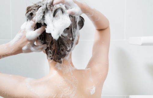 42度以上のお湯で洗うのはNG！ 皮膚科医が教える「正しい髪の洗い方」