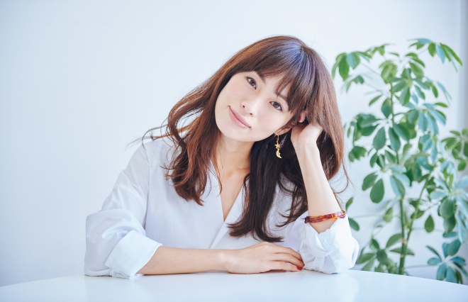 「肌と向き合うように家族と暮らしていく」SNS世代の美容家・岡本静香の結婚と仕事