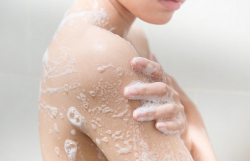 こすりすぎはシミの原因に？　皮膚科医が教える「30歳からのボディケア」