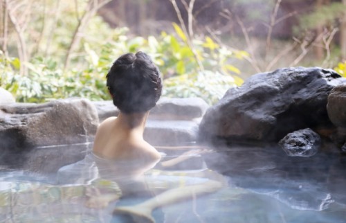 乳がんでも温泉を楽しめるインナー　全国に広がる「バスタイムカバー」とは？