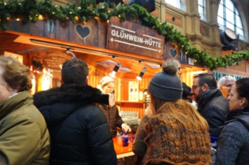 グリューワイン（Glühwein）はスイスでも人気！　屋台はこの人だかりです。
