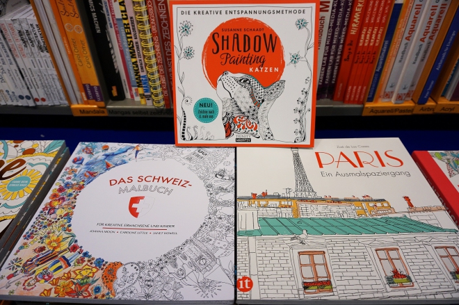 絵柄は様々。上）ネコの塗り絵は猫好きにはたまらない！　下2つ）スイス、パリといった「ご当地塗り絵集」も続々登場。(チューリヒの本屋にて）