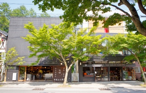「酢重正之商店」（左）、「酢重ギャラリー ダークアイズ」（右） 