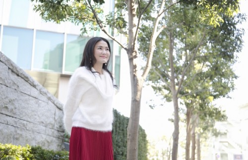 初対面で黄色や紫はNG！　同窓会や職場で使えるのはこの色の服