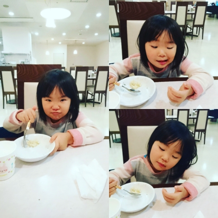 病院の食堂にて。「わるいひとがおかねをかぞえているところ」という芸を披露してくれた。