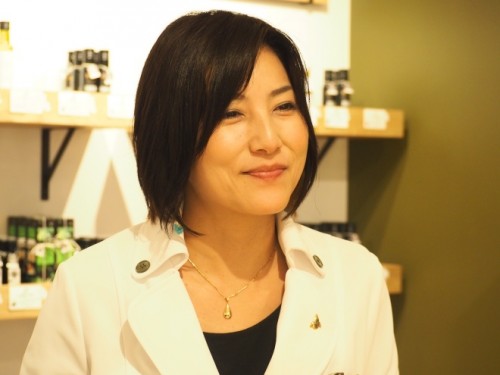 体調不良を克服してきた経験から、「体が本来持つ力を高めることの大切さ」を痛感しているというAKIさん。オイルを日常的に取り入れることで、血管や血液のケアに繋がり、内側からキレイになっていく。