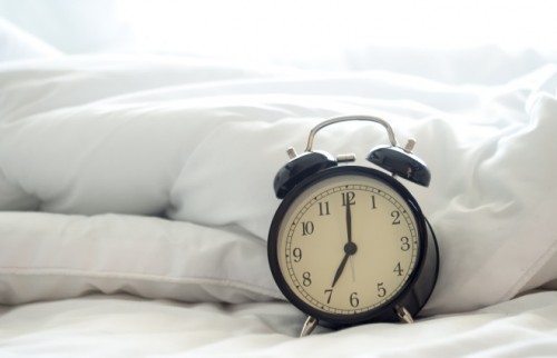 「目覚ましのスヌーズ機能」は睡眠の質を下げる。すっきり起きる3つのコツ