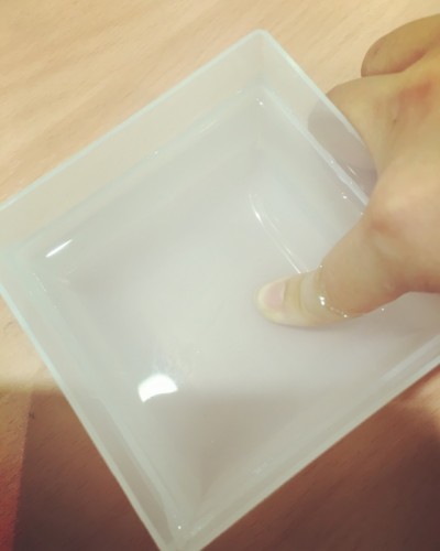 爪をお湯に浸けて、爪の周りを柔らかくします。