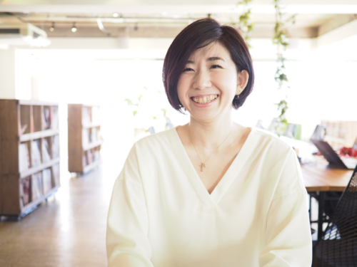 ホームクッキング・プランナーの高橋粧子さん。「おうちで簡単にできる」をコンセプトに活動中。食材やテーマにフォーカスしたレシピ作成や、フードコーディネートを行っている。