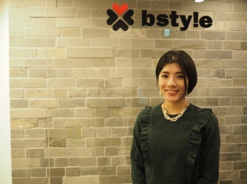踊る広報柴田菜々子さん。女性向け人材サービスを運営するビースタイルに週3日だけ勤務。ダンス歴15年、出勤日以外はダンサーとして活動している。 