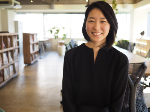 サシェデザイナーとして「ボタニックサシェ」主宰する大井比紗子さん。日常がときめくサシェをテーマに手作りでボタニックサシェを制作・販売したり、ワークショップを開催したりしている。また、女性のライフワークを応援するコミュニティ「LadySLuck」の運営にも携わる。