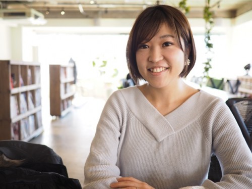 フラワーアレンジメントデザイナー、講師として活動する刈間真悠子さん。「フラワーショップ&レッスンMy flower closet」主宰者として、ウエディングやギフトオーダー品を販売している。