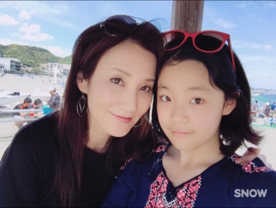 現在の女社長と長女。