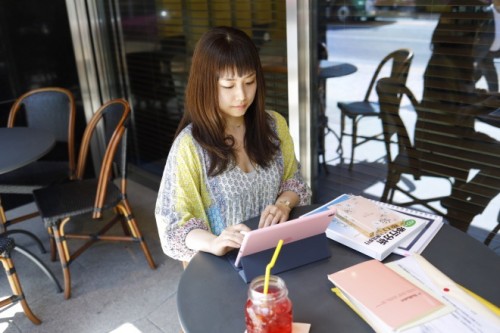 仕事の空き時間はたいていカフェのテーブルでテキストを開いて勉強