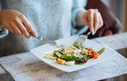 「食欲を抑えるツボ」があった♡ランチ30分前に耳のココを揉むだけでOK