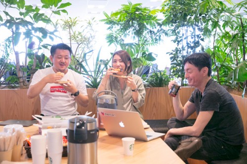 執行役員の田面木宏尚さん（左）、中澤さん（中）代表取締役会長兼CEOの山田進太郎さん（右）