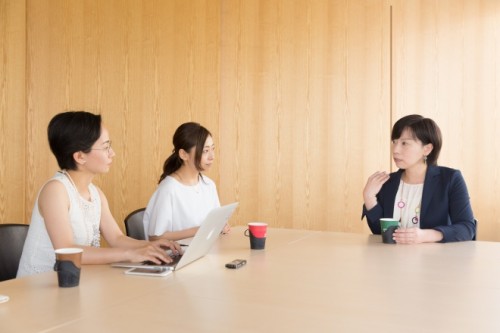 左から、鈴木編集長、海野P、小安さん