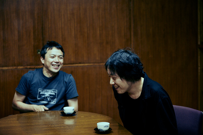 燃え殻さん（手前）と古賀史健さん（奥）