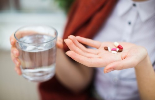 薬剤師に聞く。胃痛ケアの市販薬の選びかたとは？