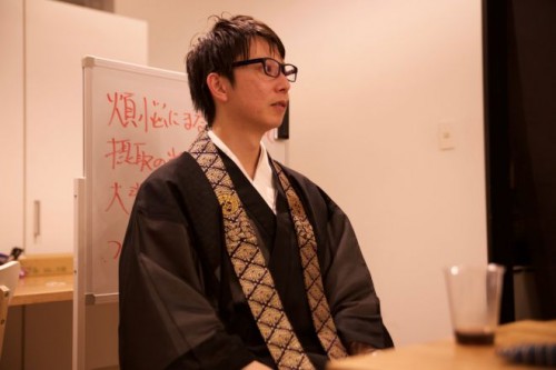 こちらのブッダメガネは伊達メガネとのこと。