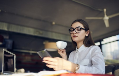 仕事がらみのSNSがストレスです。疲れない付き合い方は？【DJあおい】