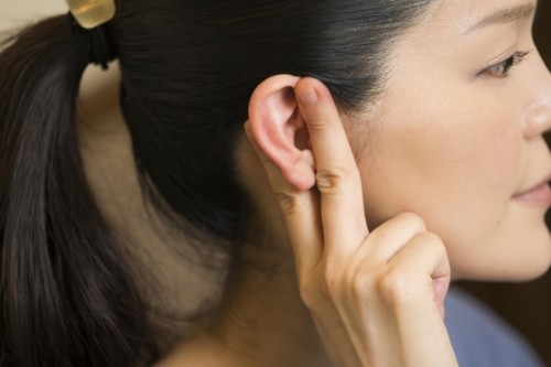 チョキは中指と人差し指で耳を挟んで、上下にこすります。