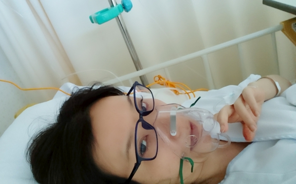 （酸素マスクをつけた女社長）
