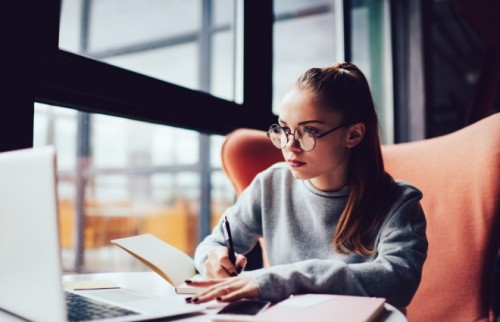 若い世代が保守的になる理由は？　まずは大人が人生を謳歌しよう【DJあおい】