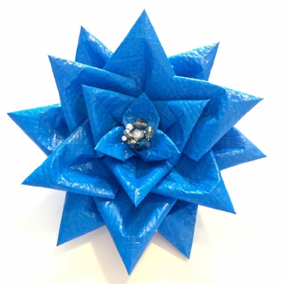 熊本地震で役目を果たしたブルーシートをコサージュにする「BLUE BLOOM」プロジェクトで制作したコサージュ。