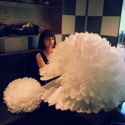 乳がんを患う前、花嫁のために「ジャイアントフラワー」を制作する関さん。