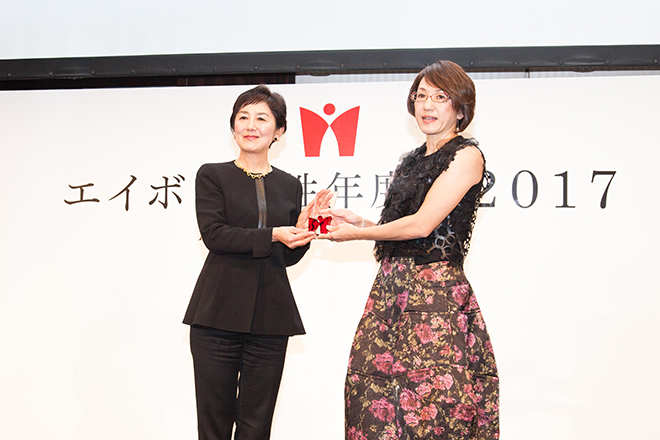 （左から）選考委員を務めたキャスターの国谷裕子さんと芸術賞を受賞した荻上直子監督