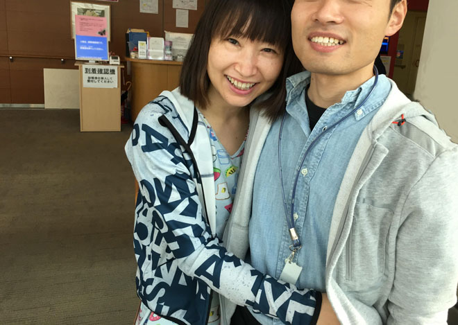 もろずみさん（左）と夫（右）