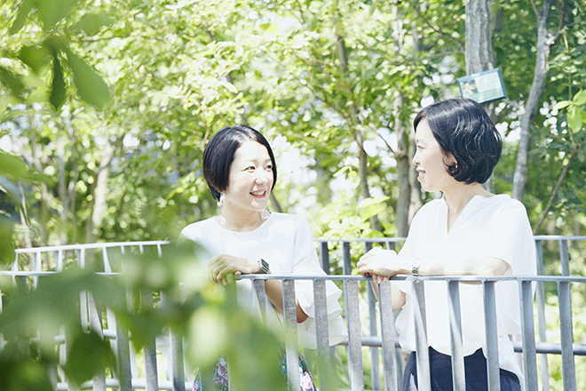 小沢あやさん（左）と宮田麻子さん