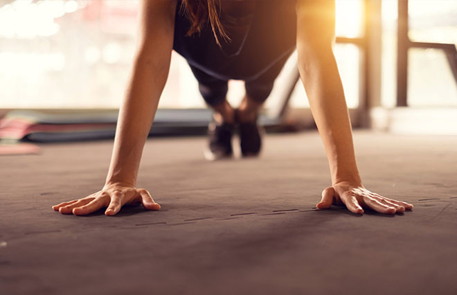階段の一段飛ばしで美脚を目指す！　元五輪代表が教えるプチトレーニング