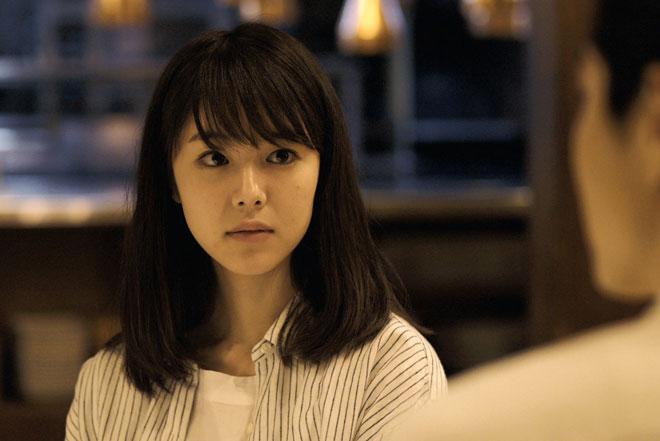 唐田えりかさんが演じる朝子／©2018 映画「寝ても覚めても」製作委員会/ COMME DES CINÉMAS 