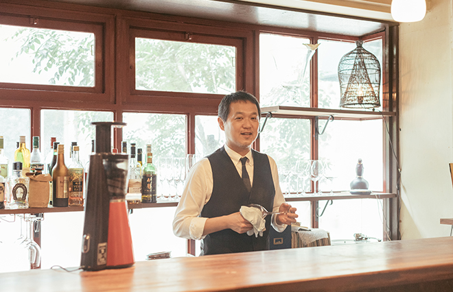「恋しなきゃ！」も恋愛の“呪い”？ 恋愛小説を書いたバーの店主と語ってみた