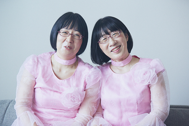 阿佐ヶ谷姉妹の美穂さん（左）と江里子さん