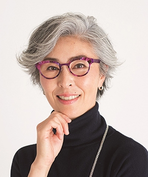 『グレイヘアの美しい人』より。グレイヘアにぴったりのメガネの選び方を紹介している。