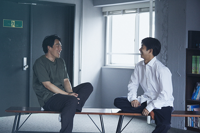 石川慶監督（左）と太賀さん