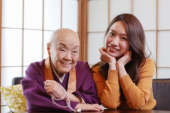 寂聴さんとまなほさん＝光文社提供