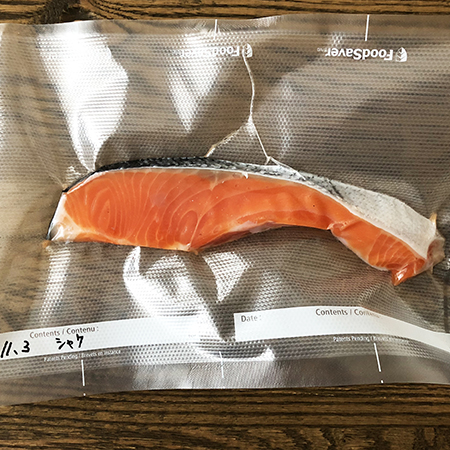 一切れずつ真空パックしました。これなら食べるときに冷凍庫から出してそのまま焼けます。