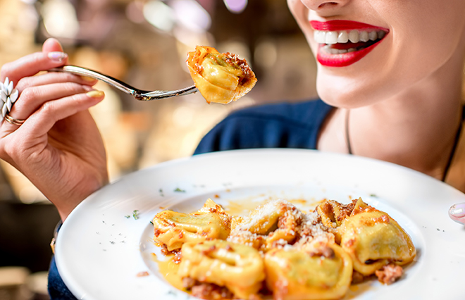 食べすぎ、ストレス、冷え？ 胃もたれを漢方でセルフケア【専門医に聞く】