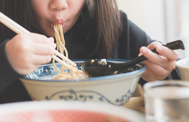 ラーメンを食べると鼻水が出るのはなぜ？ 食事中に抑える方法【耳鼻咽喉科専門医が教える】