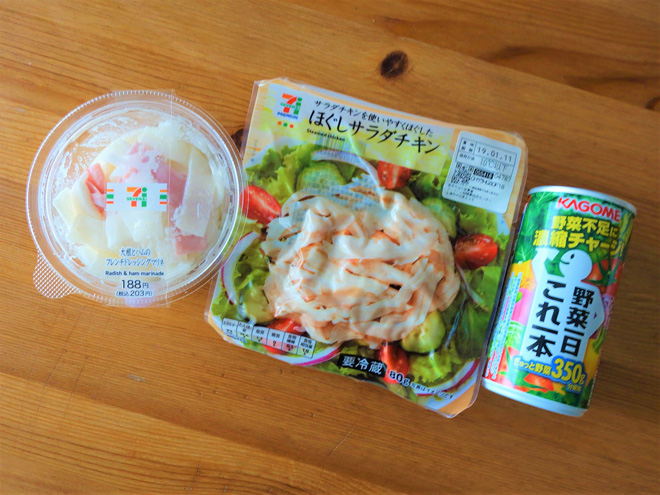 白央さんが買い足したのは、サラダチキンと野菜ジュース
