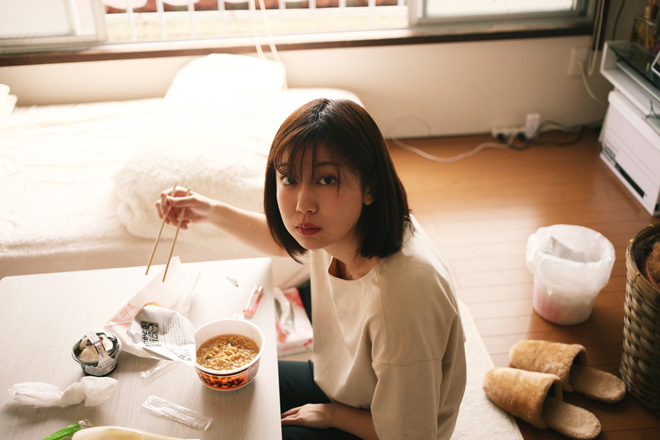 （写真上下）どちらも同じモデルだという／『愛情観察』より
