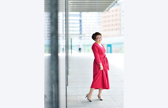 小柄ほど派手な色が似合う？ コンプレックスは一番の魅力