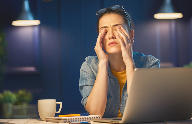 なんで全部自分でやろうとするの…？ 仕事を抱え込んでしまう人の心理【DJあおい】